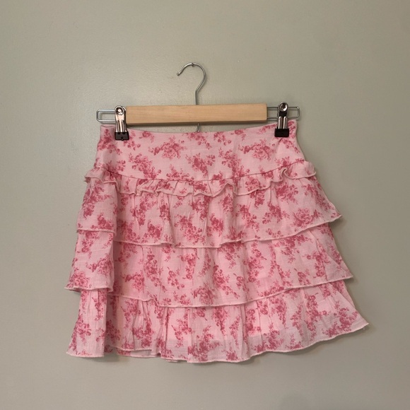 Altar'd State Dresses & Skirts - Alter’d State — women’s xs pink floral ruffled short skirt